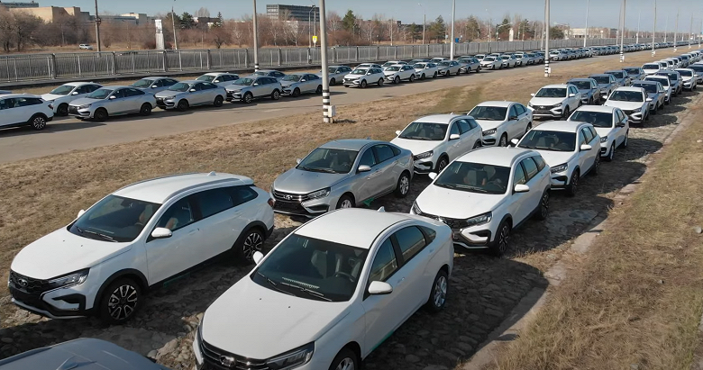 Сотни товарных автомобилей Lada Vesta NG перед отправкой дилерам показали вживую